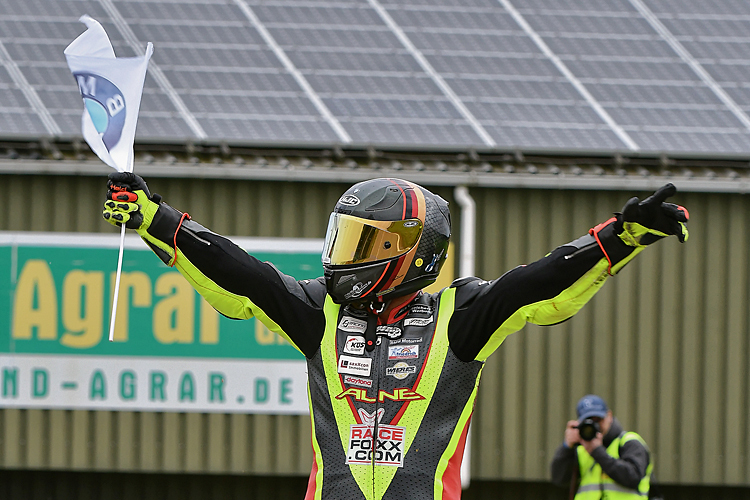 Verständlicher Jubel bei Didier Grams nach seinem fünften Gesamtsieg in der IRRC Superbike