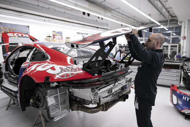 In den vergangenen Wochen hat das Team um Markenbotschafter Timo Bernhard und die Abteilung Porsche Heritage und Museum den 911 GT3 R (Generation 991.2) repariert und in den Ursprungszustand vom Tag des Sieges von 2022 versetzt. 