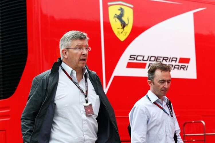 Ross Brawn mit Paddy Lowe von Mercedes vor dem Ferrari-Lkw