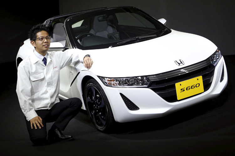 Ryo Mukumoto mit seinem Baby, dem Honda S660