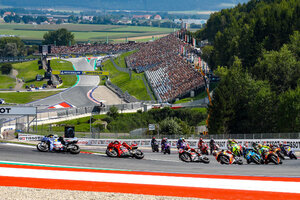 Einige Tribünenplätze blieben leer)