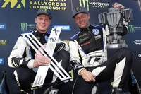 Johan Kristoffersson (li.) mit Petter Solberg feiert zehntem Saisonsieg