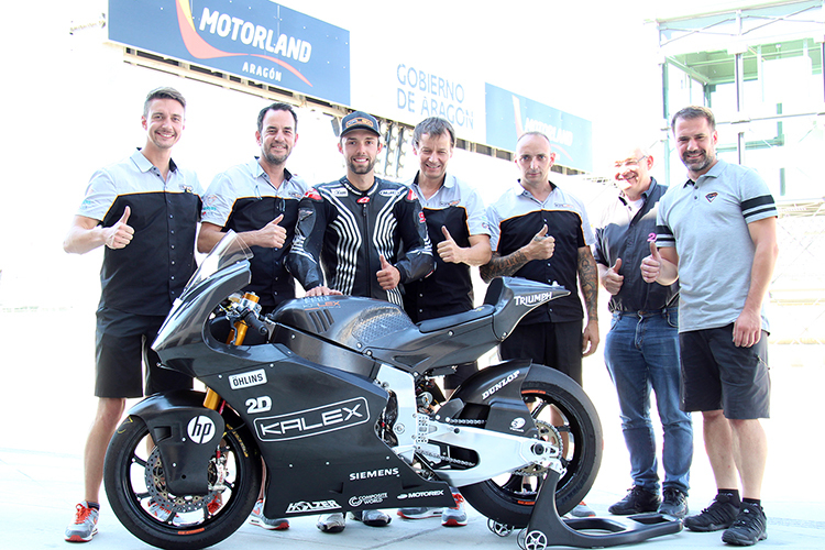 Jonas Folger mit der Kalex-Crew im MotorLand Aragón