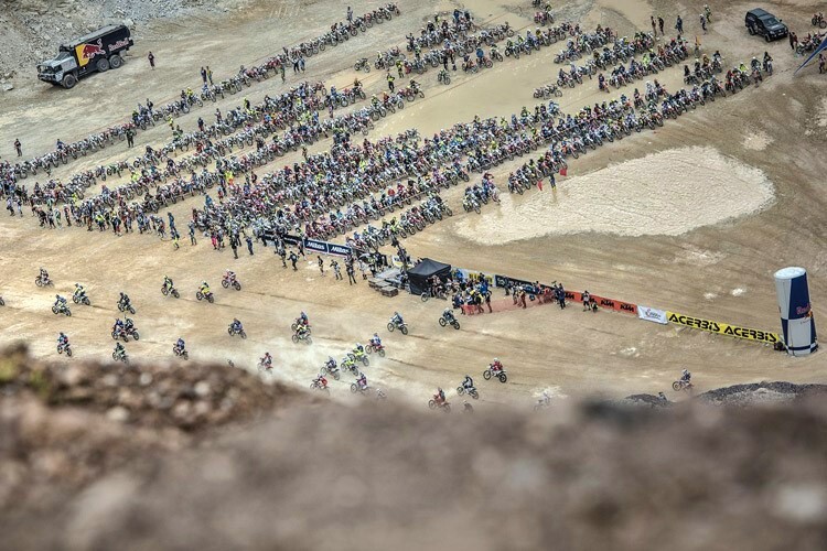 Die beeindruckende Startphase des Red Bull Hare Scramble