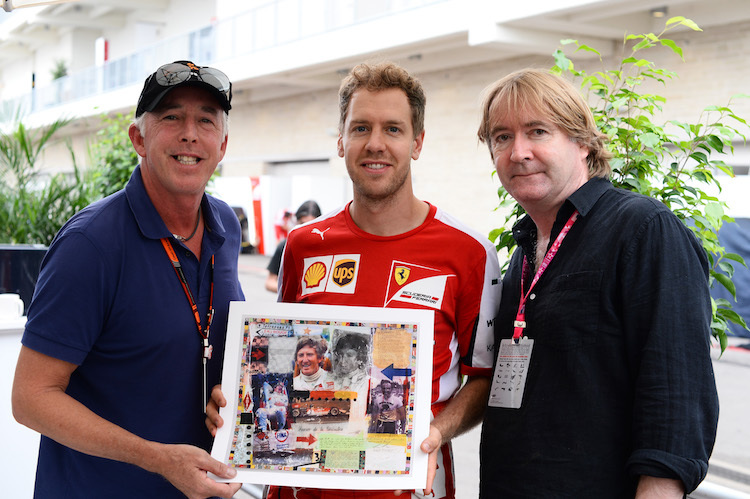 Sebastian Vettel mit Keith Sutton, Mark Dickens und der Collage von Jochen Rindt