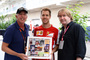 Sebastian Vettel mit Keith Sutton, Mark Dickens und der Collage von Jochen Rindt
