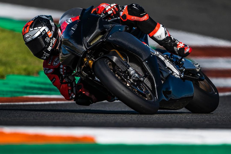 Maverick Viñales auf einer RSV4 in Valencia