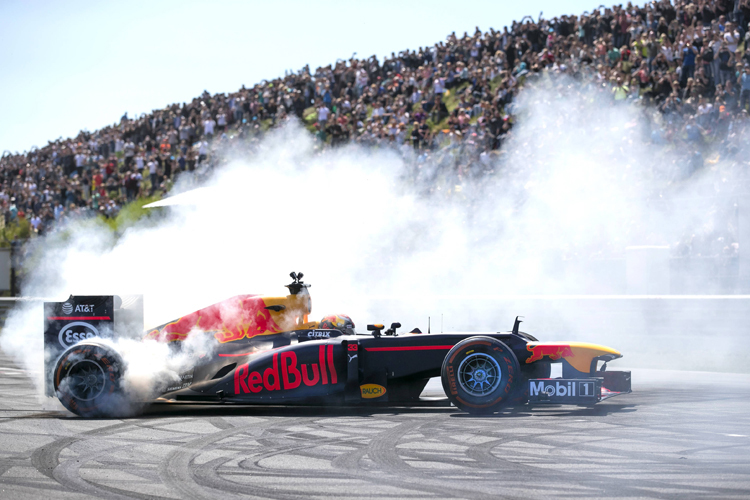 Max Verstappen liess bei den Jumbo Racedagen in Zandvoort im RB8 die Reifen rauchen