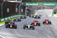 Lewis Hamilton muss sich zur Wehr setzen