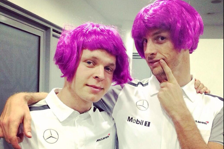 Kevin Magnussen und Jenson Button in ungewohnter Aufmachung