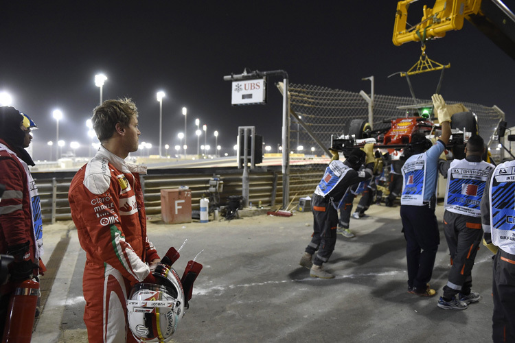 Sebastian Vettel und sein kaputter Ferrari in Bahrain