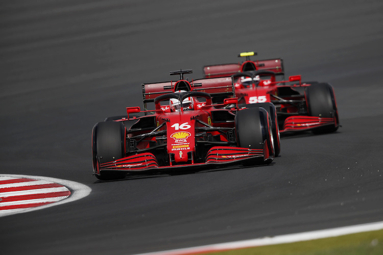 Charles Leclerc vor Carlos Sainz