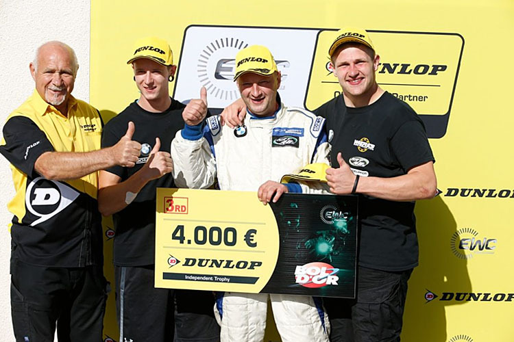 Ingo Nowaczyk (Zweiter von rechts) mit dem Scheck für Platz3 in der «EWC Dunlop Independent Trophy»