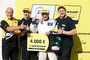 Ingo Nowaczyk (Zweiter von rechts) mit dem Scheck für Platz3 in der «EWC Dunlop Independent Trophy»