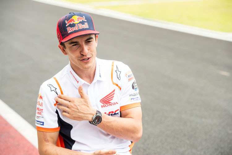 Marc Márquez zeigt auf seine lädierte rechte Schulter