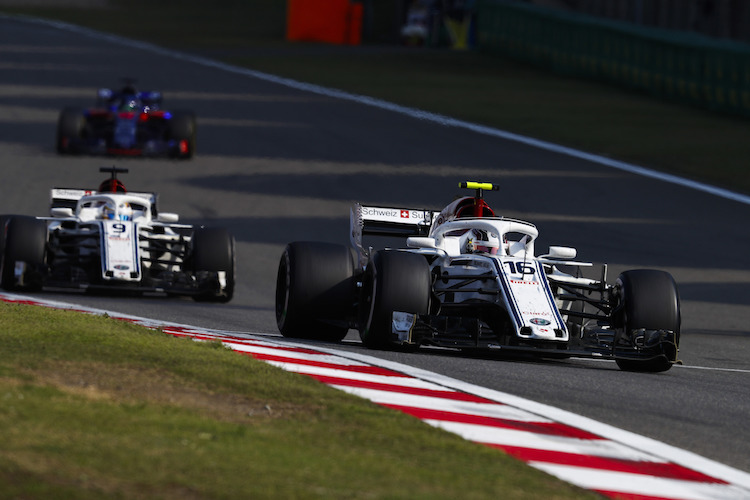 Charles Leclerc vor Marcus Ericsson in China