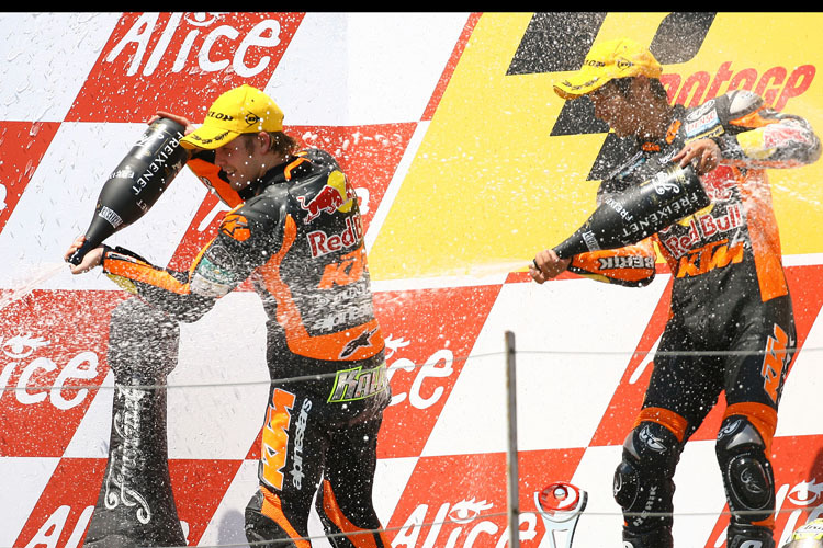 Mika Kallio und Hiroshi Aoyama auf dem Sachsenring-Podium 2007