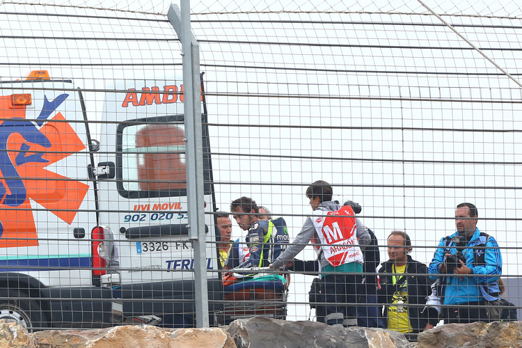 Aragón-GP: Rossi wird in die Ambulanz verfrachtet