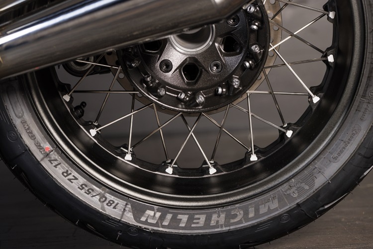 Drahtpeichenräder kombiniert mit schlauchlosen Reifen