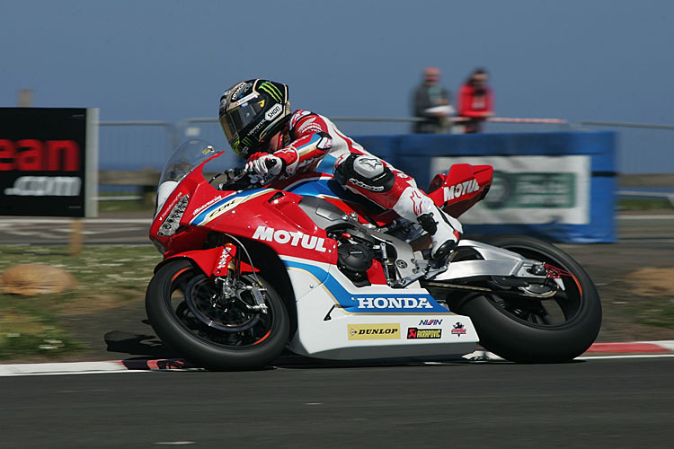 John McGuinness auf der neuen Honda CBR1000RR Fireblade SP2