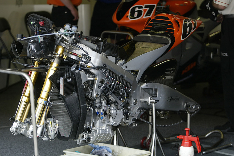 Die 990-ccm-V4-KTM des Team Roberts in der Saison 2005