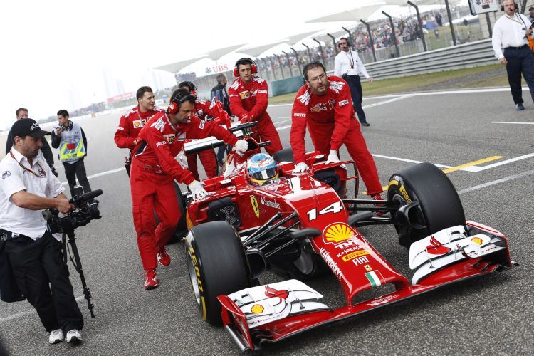 Fernando Alonso und Team vor dem Start