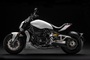 V2-Motor, vorverlegte Fußraten, hoher Lenker – kein Zweifel, das ist ein Cruiser. Auf dem Tank prangt der Ducati-Schriftzug