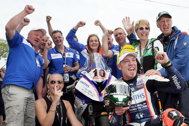 Peter Hickman jubelt nicht nur über seinen Sieg bei der Senior-TT, sondern auch über seinen neuen Rundenrekord