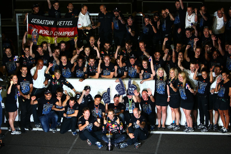 So jubelte Sebastian Vettel mit seiner Truppe 2011