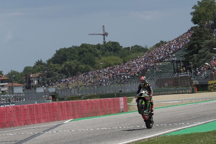 Jonathan Rea hat Zeit für einen Wheelie