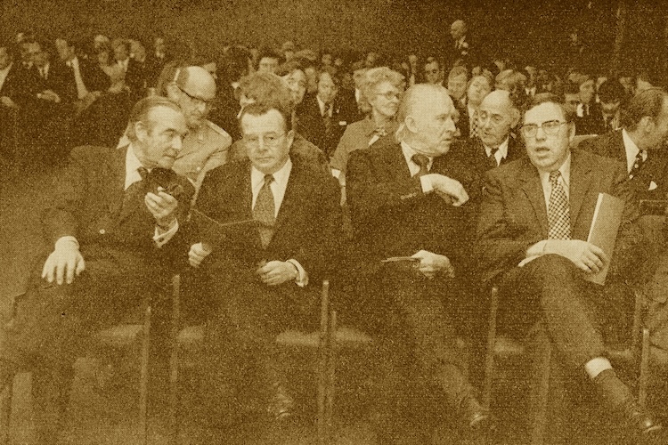 Politik und Motorsport: 1972 waren Hessens Wirtschafts-Minister Heinz Herbert Karry (2. v.li.) und Frankfurts Oberbürgermeister Rudi Arndt (ganz rechts) Gäste, flankiert von ONS-Präsident Hans Joachim Bernet (ganz li.) und AvD-Präsident Fürst Metternich