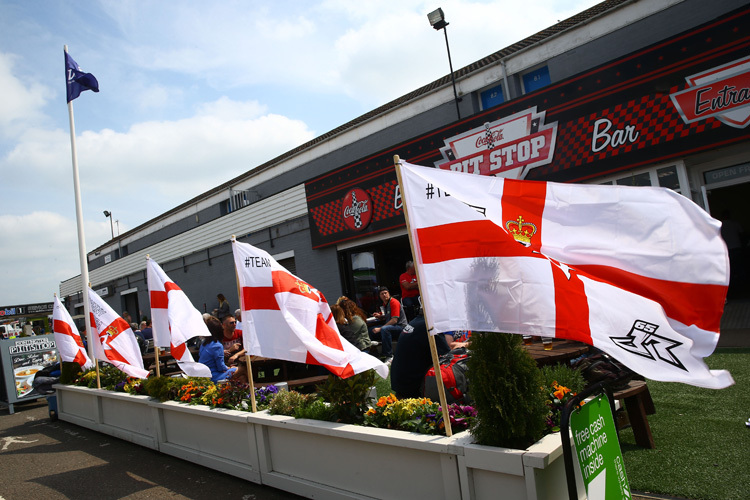 Die Fans von Jonathan Rea hissten vor der Paddock-Bar ihre Flaggen