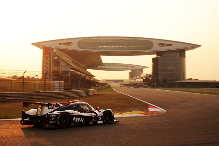 Ein Ligier JS P3 von United Autosports vor der mächtigen Haupttribüne von Shanghai