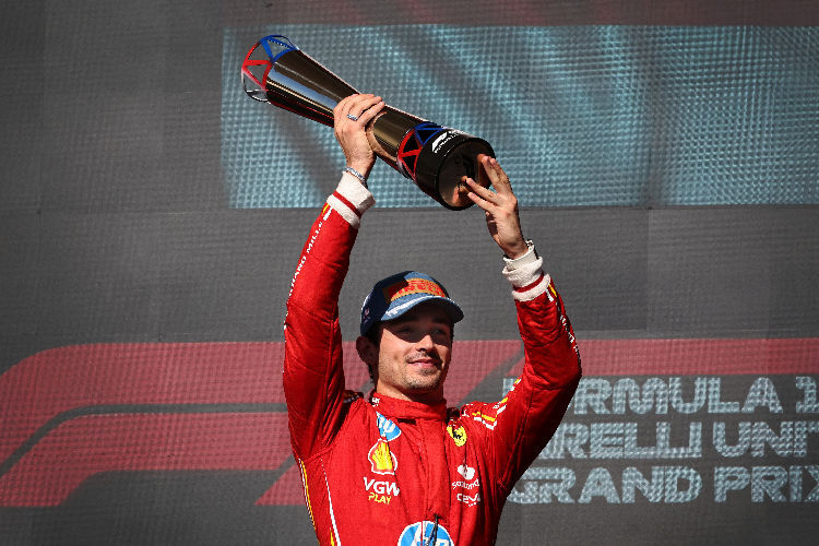 Charles Leclerc bekam als Sieger des Austin-Rennens diese Trophäe...