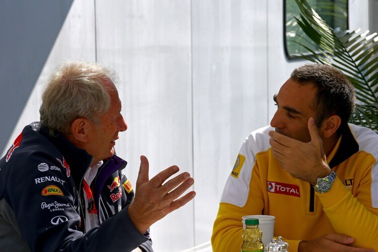 Red-Bull-Motorsportchef Dr. Helmut Marko mit Cyril Abiteboul, Chef von Renault Sport F1