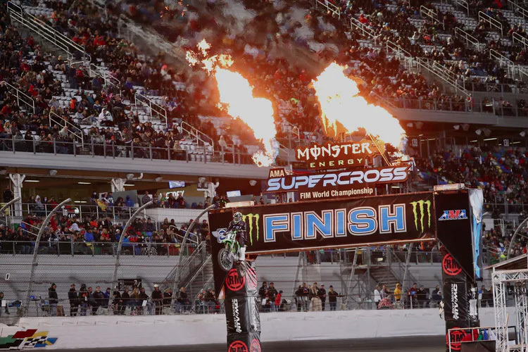 Cameron McAdoo holte in Daytona seinen ersten Sieg in der Supercross-Westküstenmeisterschaft