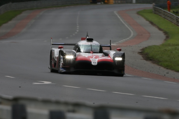 Der Toyota TS050 Hybrid fährt im Juni in Le Mans mit 888 Kilogramm