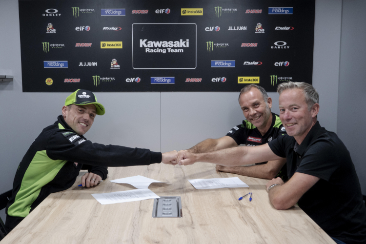 Alex Lowes (li.) mit Guim Roda und Steve Guttridge von Kawasaki