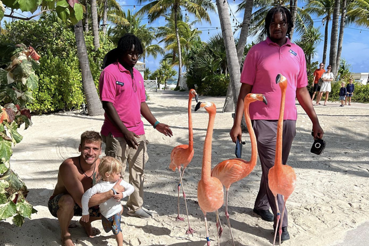 Ken Roczen mit Sohn Griffin am Strand auf den Bahamas