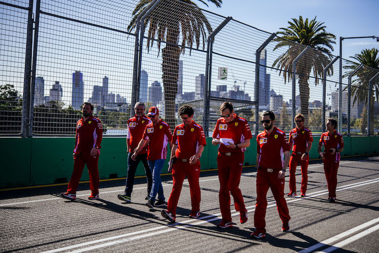  Sebastian Vettel und sein Team bei der Streckenbesichtigung in Melbourne