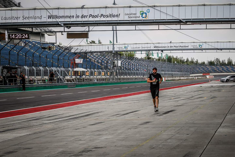 Mechaniker Dennis Eweler auf dem Weg zur Arbeit am Lausitzring