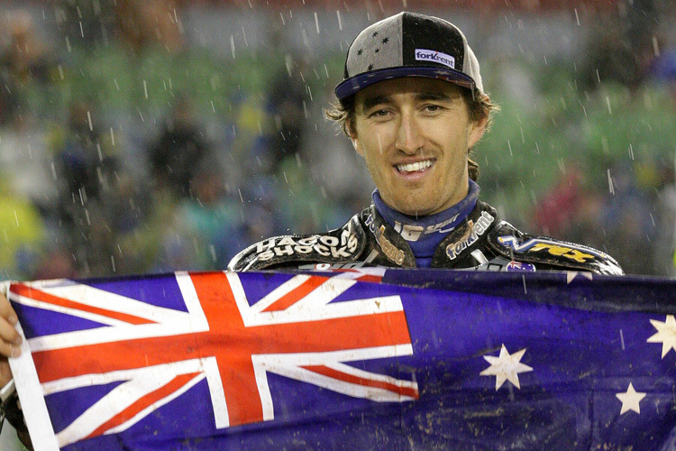 Chris Holder hält Australiens Flagge hoch