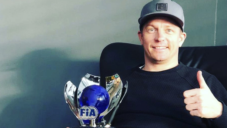 Kimi Räikkönen mit seinem Pokal