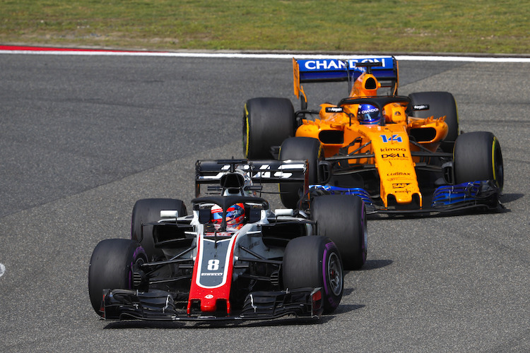 Romain Grosjean vor Fernando Alonso in China