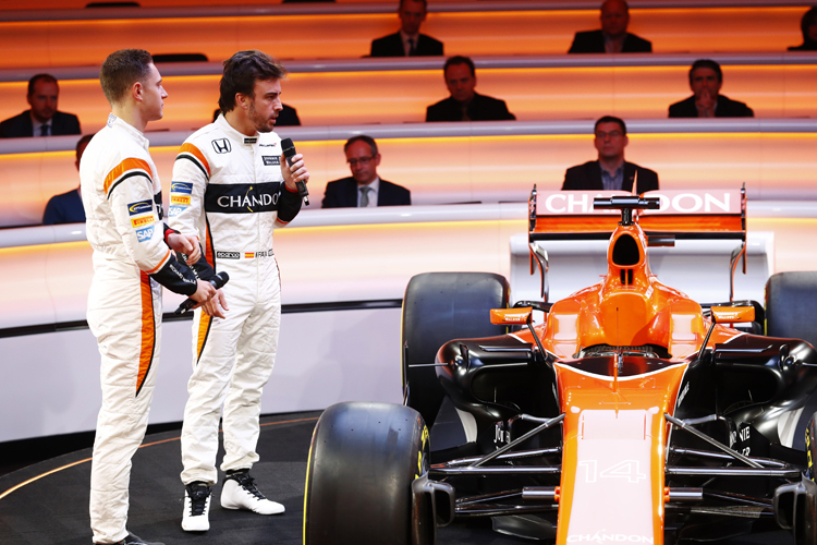 Stoffel Vandoorne und Fernando Alonso freuen sich über ihren neuen Dienstwagen  