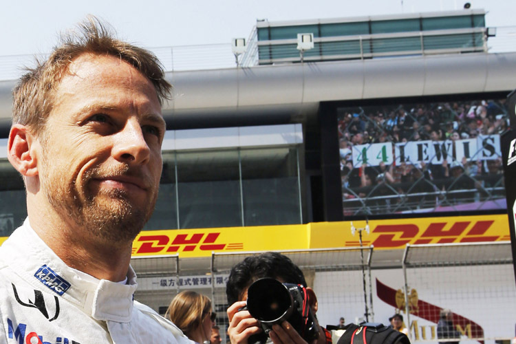 McLaren-Honda-Pilot Jenson Button verursachte im China-GP einen Unfall und wurde dafür von den Regelhütern bestraft