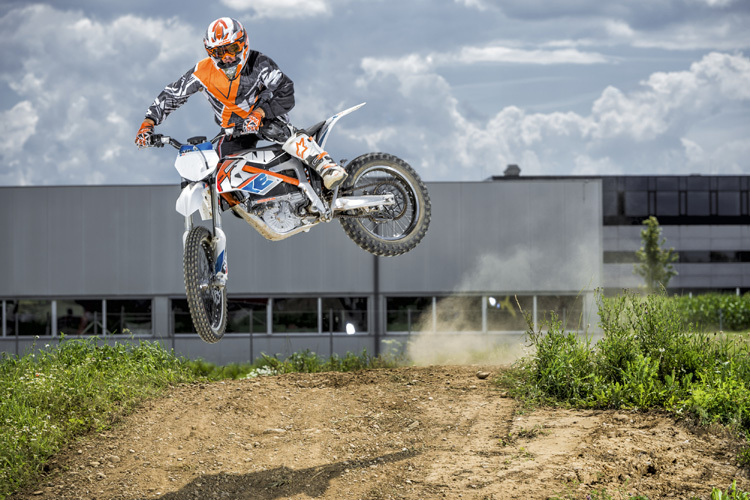 Die E-SX bringt Motocross-Performance, wo immer du willst
