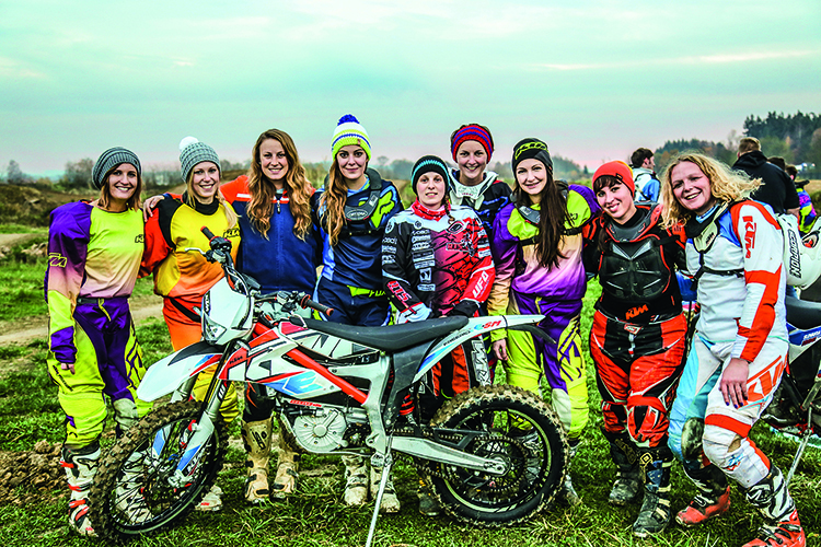 Diese neun Damen waren mit der KTM Freeride E unterwegs