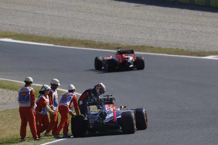 Sebastian Vettel steht, die anderen fahren