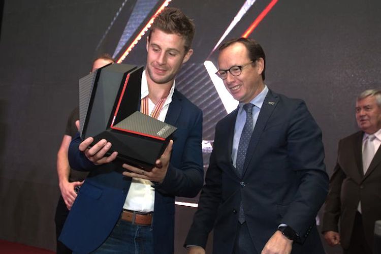 Jonathan Rea empfängt von Superbike-Direktor Javier Alonso seine Auszeichnung